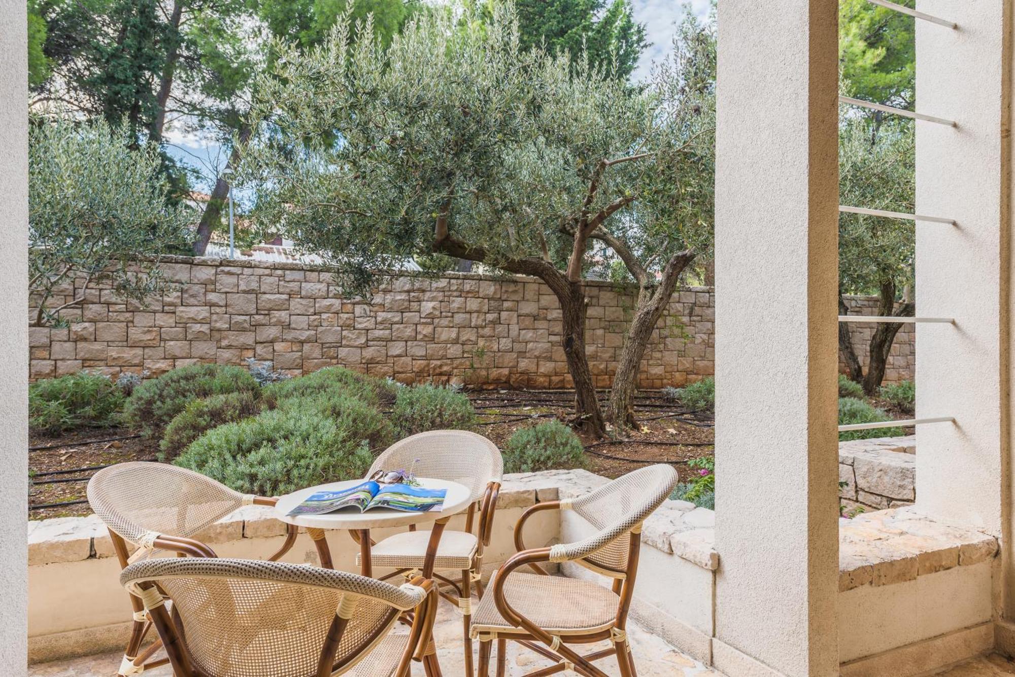 Aminess Vival Velaris Resort Supetar Exterior photo
